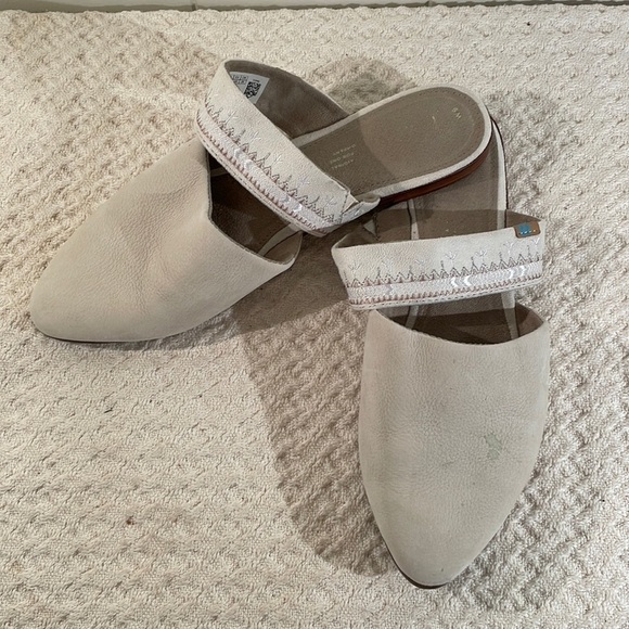 TOMS Soft Pebbled Leather Flat Mule With Decorative Strap Across - Picture 1 of 7